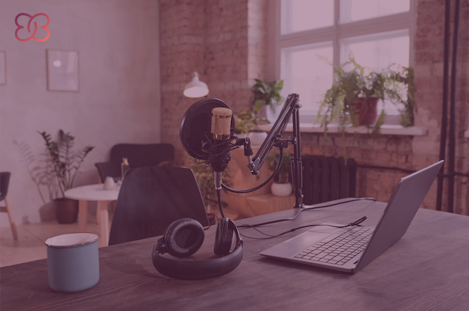 Strukturierter Arbeitsplatz als Symbol für virtuelle Assistenz und Backoffice